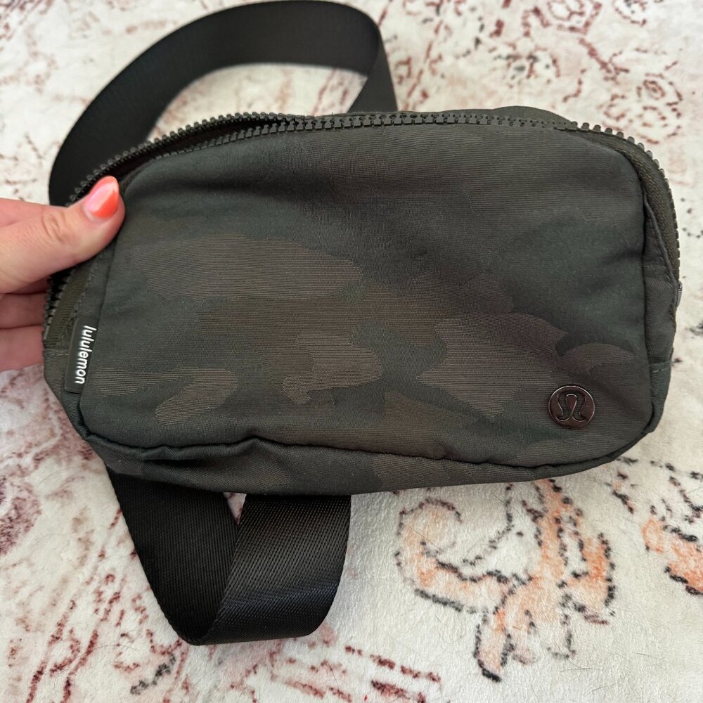 Lululemon Everywhere 1L belt bag in Sold Out Rare Green Camo